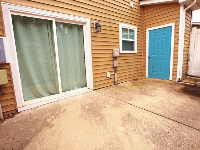 Building Photo - 3 Bed, 2 Bath Townhome with En-Suite Primary