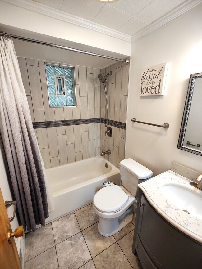 Building Photo - *Updated & Charming 2BD/2BA Single Family ...