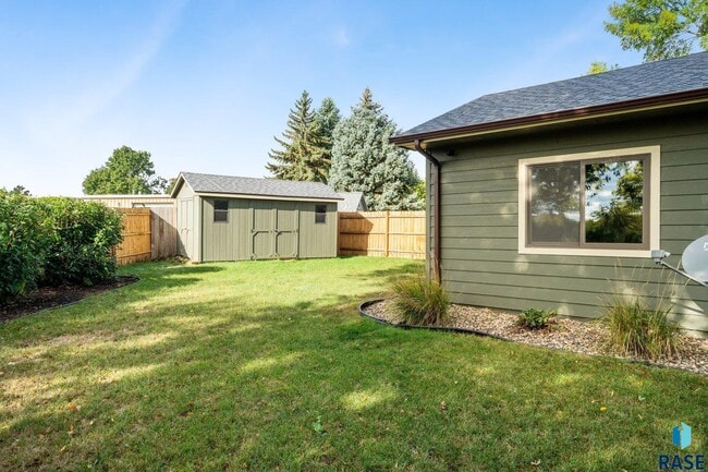 Building Photo - 2412 S Sheffield Cir