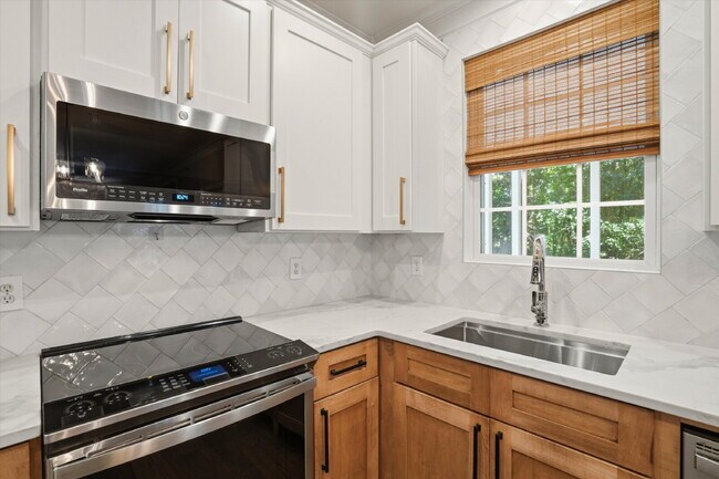 Building Photo - "Exquisite 4-Bed Sanctuary with Cozy Fireplace & Spacious 2,204 Square Foot Layout on Willoughby ...