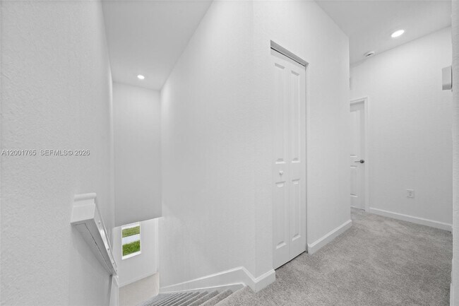 Building Photo - 715 SE 15th St