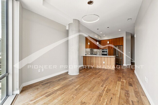 Building Photo - Modern Condo with Washer/Dryer and Central AC
