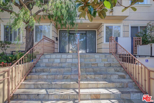 Building Photo - 1444 S Point View St