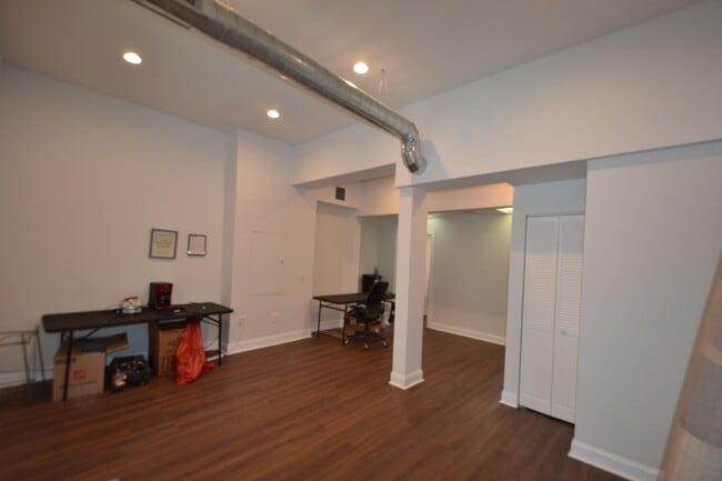 Building Photo - 4176 W Montrose Ave