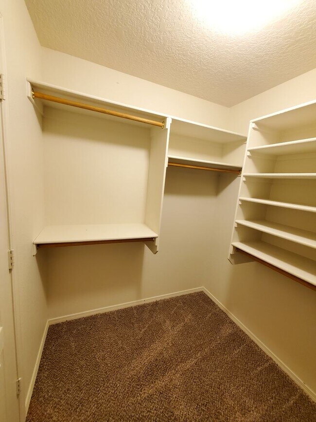 Building Photo - 3 Bedroom 2.5 Bathroom