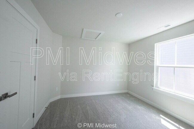 Building Photo - 581 Roosevelt St