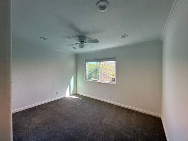 Building Photo - Stunning 4+3 pool home in Agoura Hills -Co...