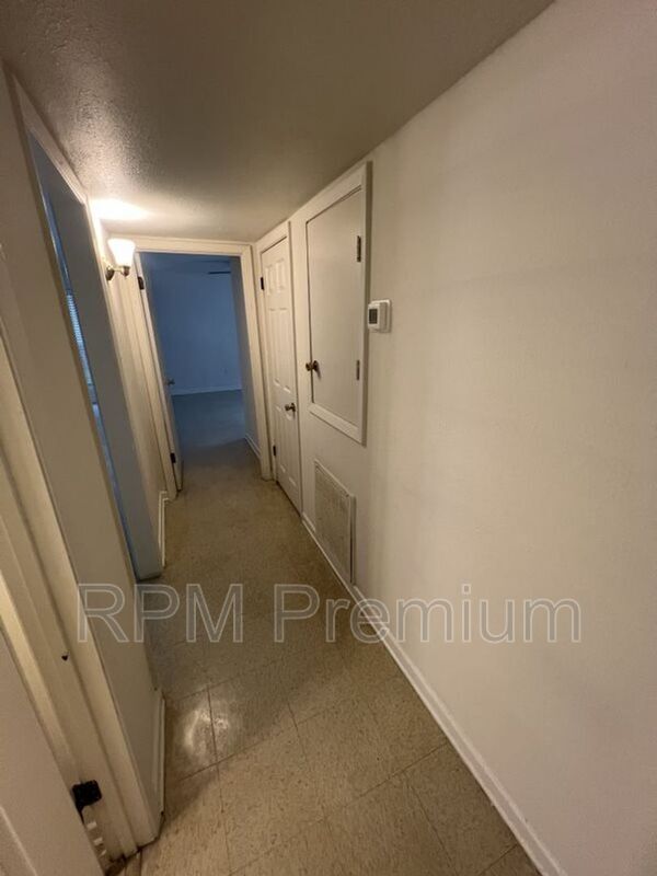 Building Photo - 2150 N Sherwood Forest Dr