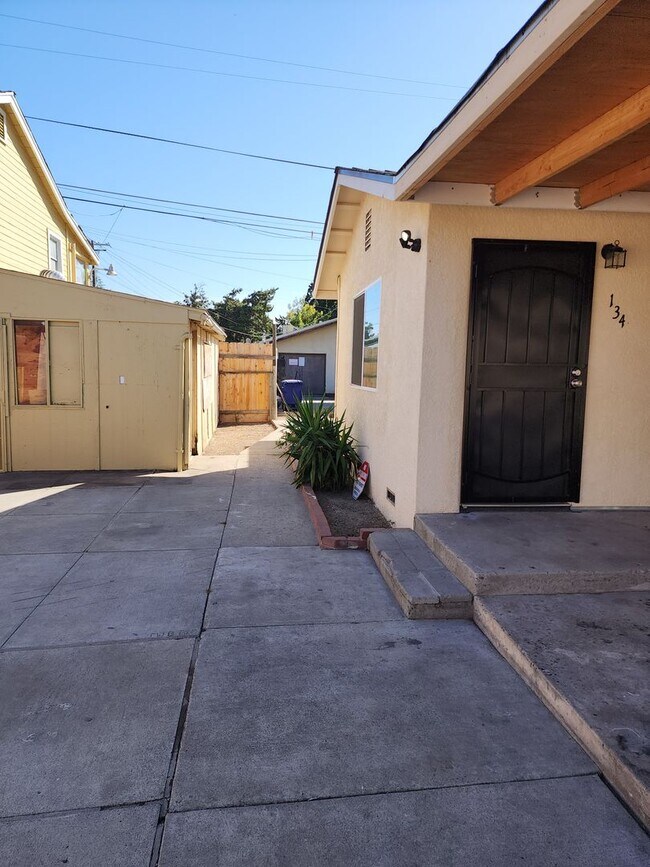 Building Photo - 2 Bedroom 1 Bath with Washer and Dryer Hook-ups