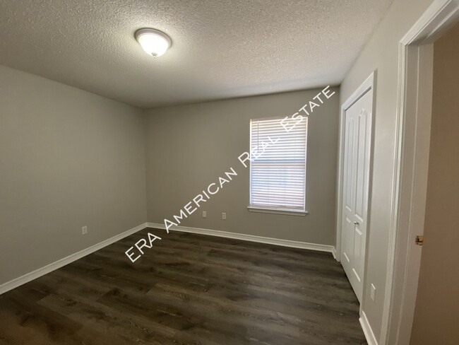 Building Photo - 2110 Bahama Dr