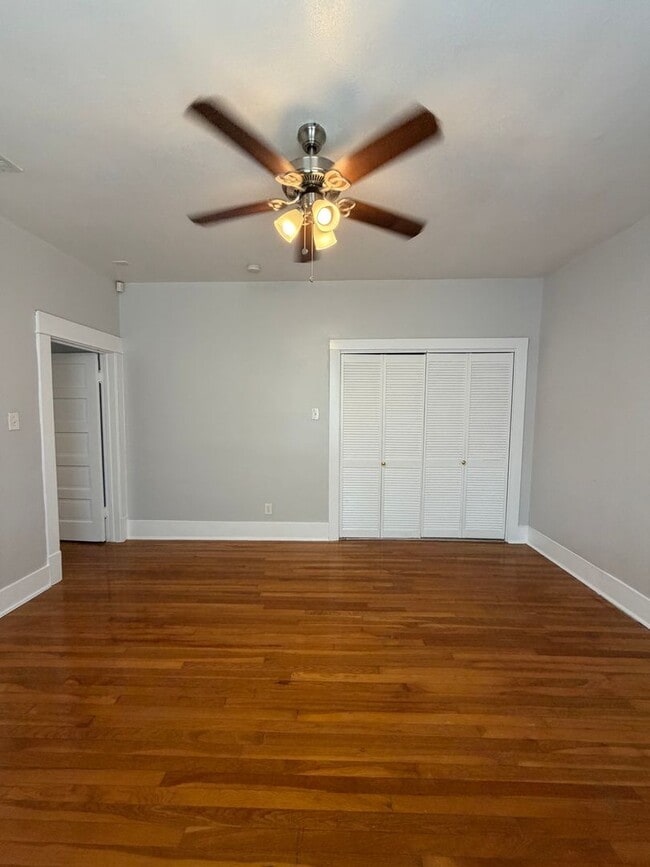 Building Photo - Stylish 2/2 Bungalow with Modern Kitchen & Spacious Backyard