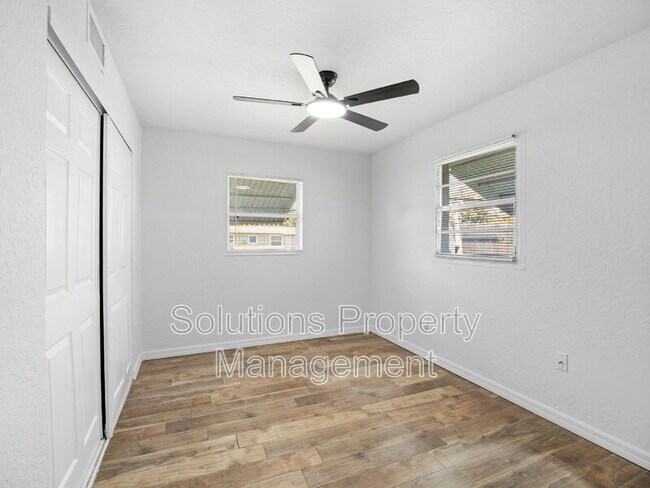 Building Photo - 2033 Robinhood Dr