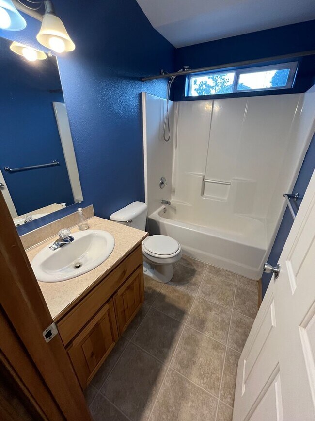 Building Photo - Single Level Home Close to Mountain View High School