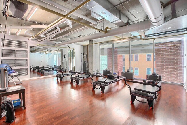 Building Photo - INCREDIBLE Riverfront Park Condo- 1BD/1BA ...