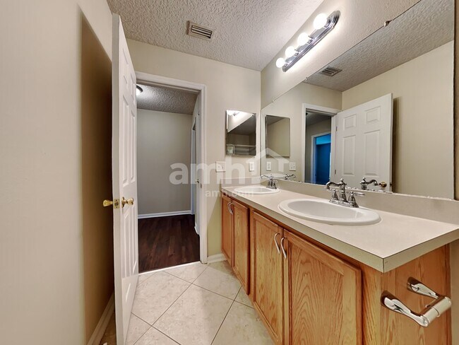 Building Photo - 11673 Brian Lakes Dr