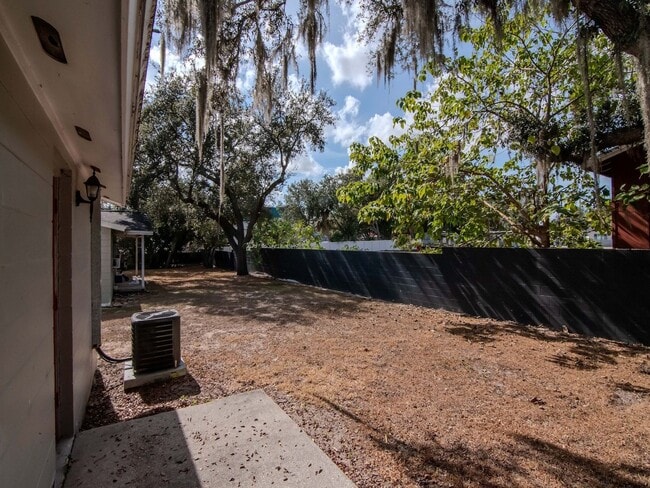 Building Photo - Great Location - 1 Bedroom 1 Bath Duplex w/ Backyard