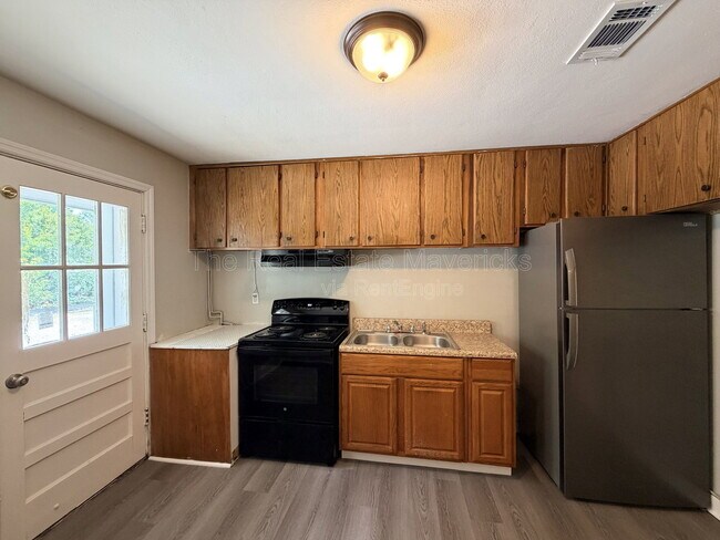 Building Photo - 5601 Belaire Dr