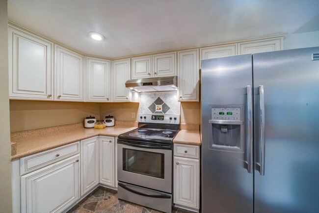 Building Photo - Large colonial home in NE Hillsboro