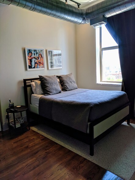 Master Bed - 758 N Larrabee St