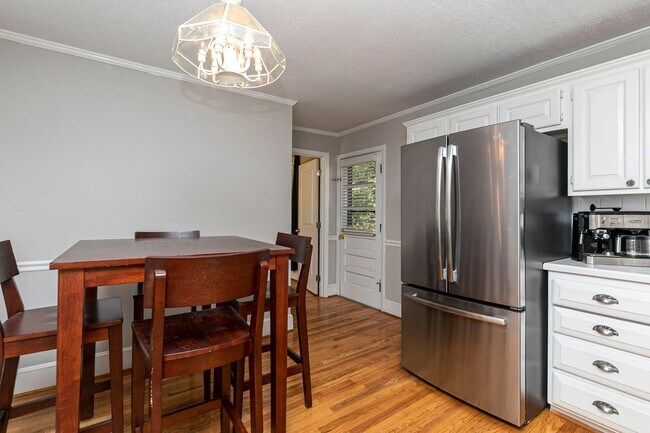 Building Photo - Beautiful rental full of character and charm located in The Avenues of Cayce! Close to USC!