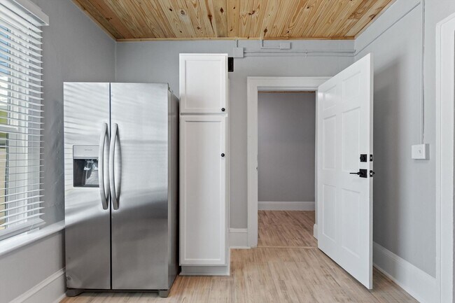 Building Photo - Charming 1 Bed, 1 Bath Apartment - All  Ut...