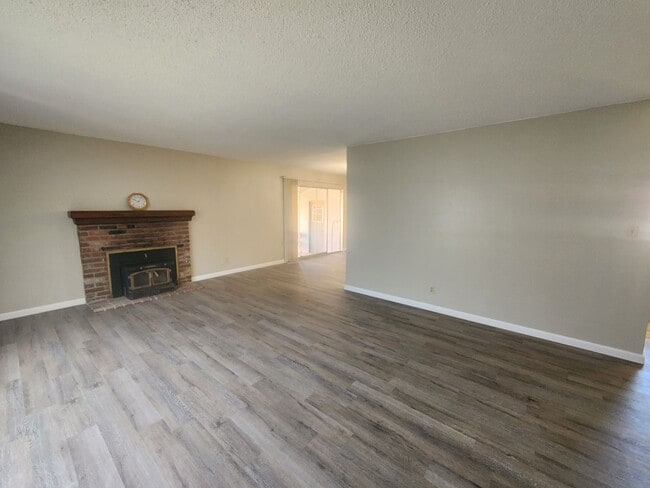 Building Photo - Beautiful Remodled, 3 Bedroom Home!