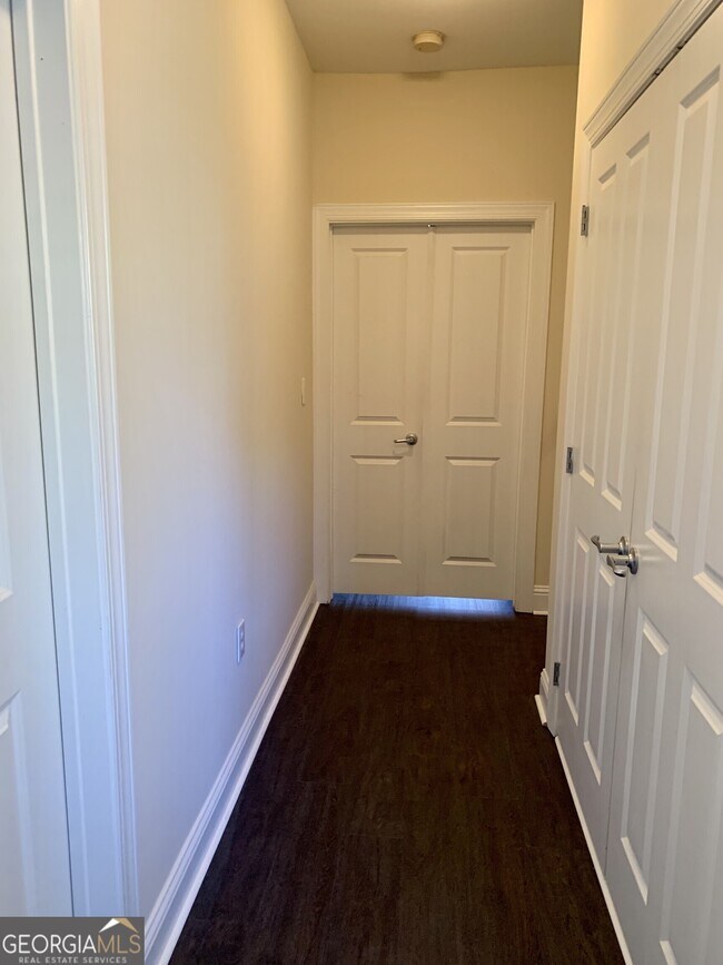 Building Photo - 5460 Glenridge View NE