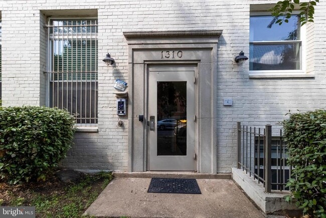 Building Photo - 302 K St SE