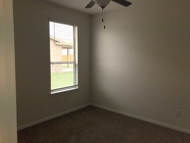 Building Photo - Modern Comfort with a Spacious Backyard in...