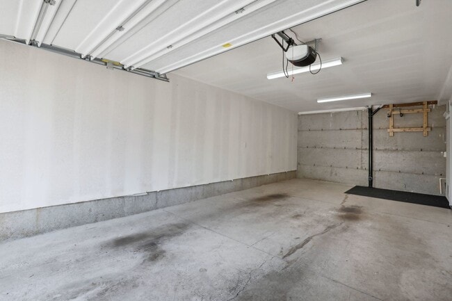 Building Photo - DESIRABLE CRESTON-KENILWORTH / CORNER LOT, LUXURY 4 BEDROOM, TWO EN-SUITES W/FULL BATHS