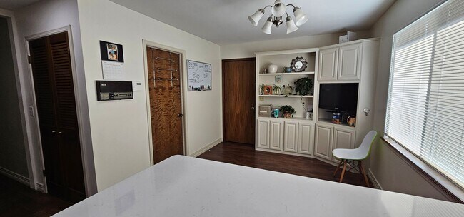 Building Photo - Contemporary Ranch in a beautiful, quiet s...
