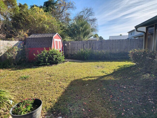 Building Photo - Adorable back yard in Gulf Shores - 3/2