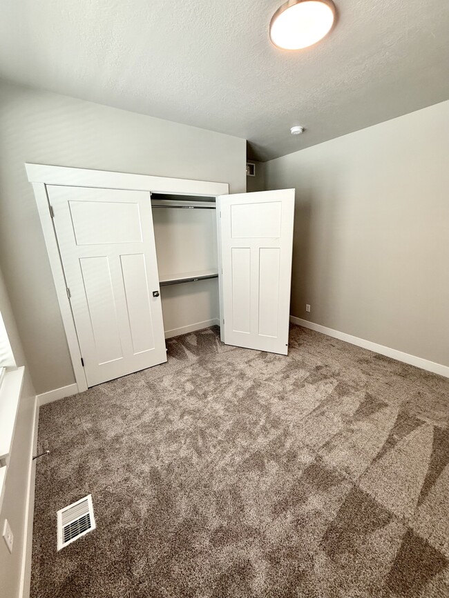 Building Photo - 1063 S 2760 E
