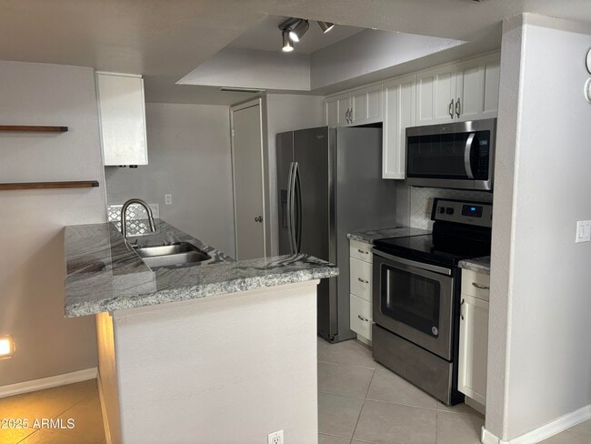 Building Photo - 1333 E Morten Ave