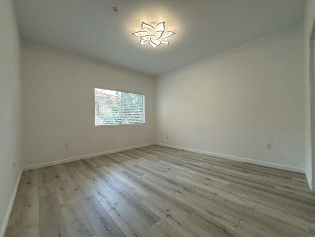 Building Photo - "Charming 1-Bedroom Retreat with Fireplace...