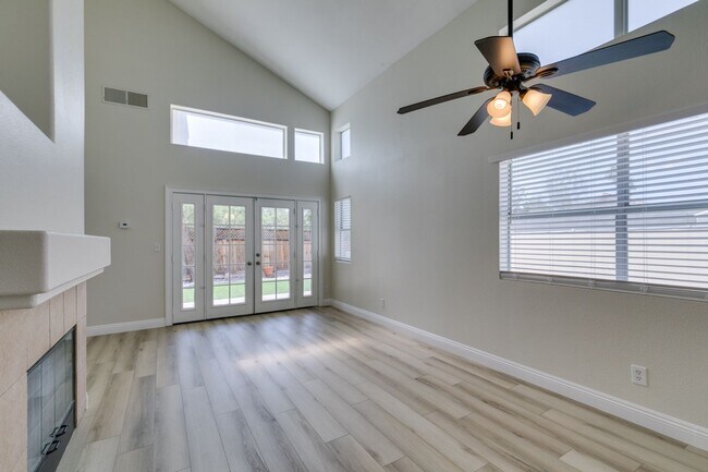 Building Photo - Charming 3-Bedroom Home in Green Valley wi...
