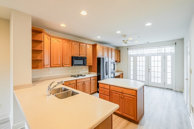 Building Photo - 513 Rosebush Ln