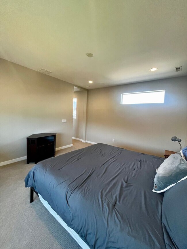 Building Photo - Modern 3-Bedroom Home Close to Gallatin Co...