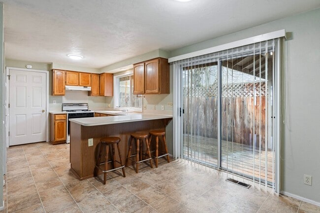 Building Photo - Large 2 bedroom 2 bathroom duplex with garage! $500 OFF YOUR FIRST MONTH’S RENT!