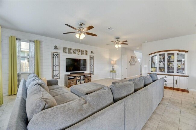 Building Photo - Modern Luxury Awaits in Buda – Stylish 4/B...