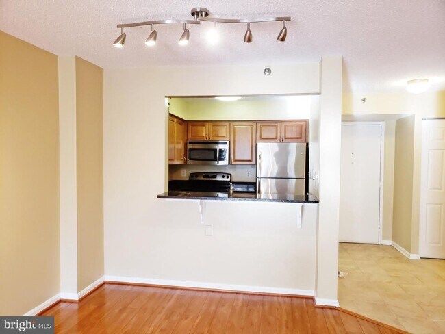Building Photo - 10101 Grosvenor Pl
