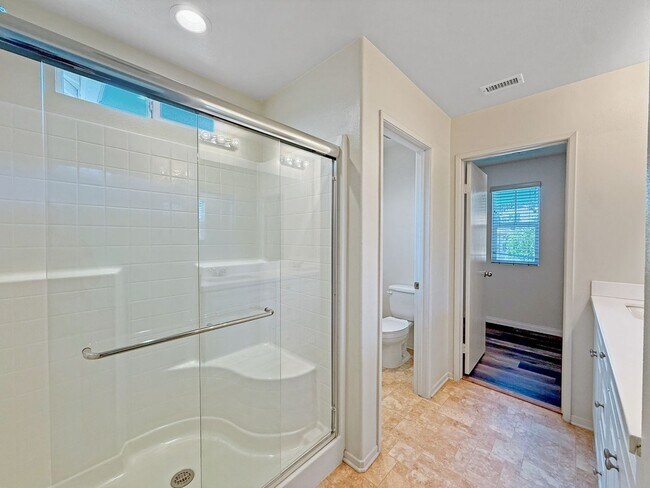Building Photo - Beautiful 3B/2.5BA Home w/ Turf Backyard!