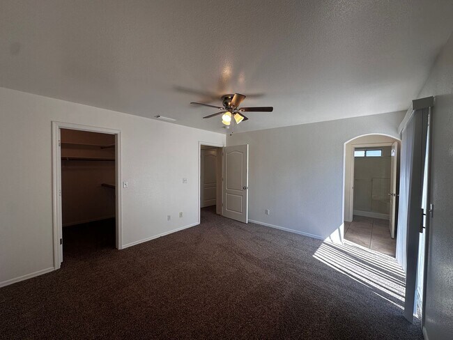 Building Photo - 3 Bedroom 2 Bathroom Duplex
