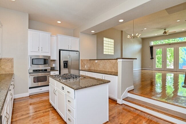 Building Photo - 5108 Lillian St