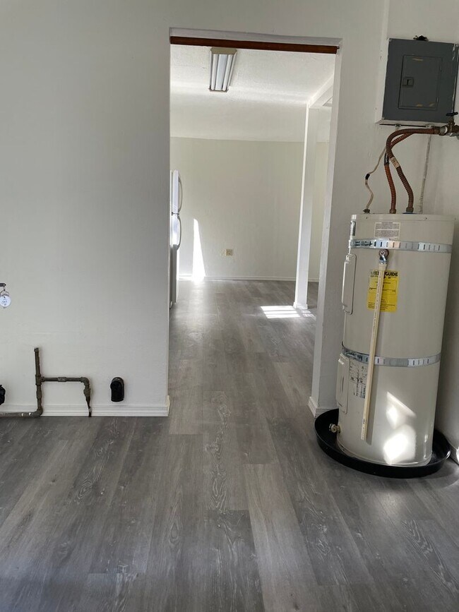 Building Photo - R543