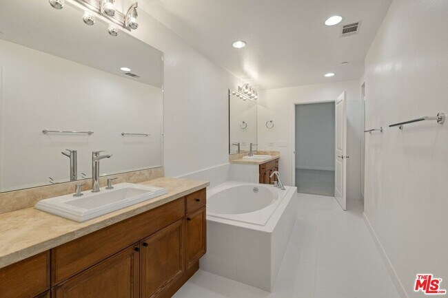 Building Photo - 5625 Crescent Prk W