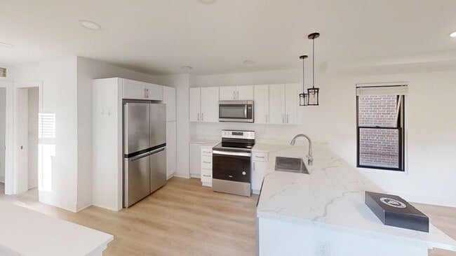 Building Photo - 331 E Ann St