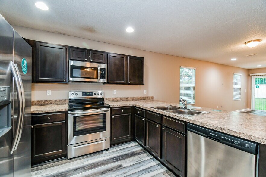 Building Photo - 1217 Sarahs Landing Dr