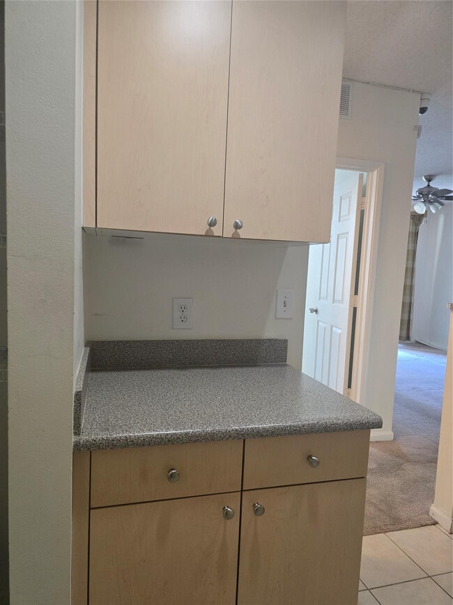 Building Photo - 7970 N Nob Hill Rd