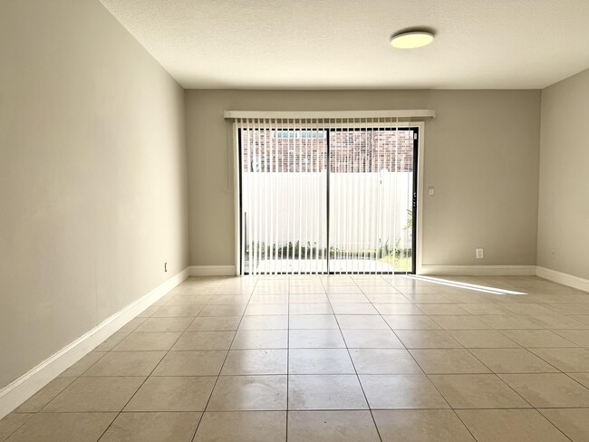 Building Photo - 413 N Cypress Dr